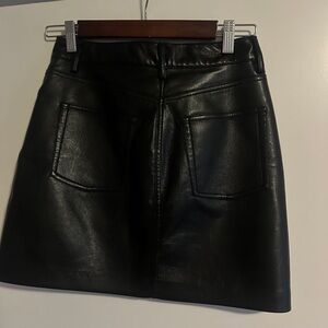 Aritzia size 4. No longer fits. Perfect condition.